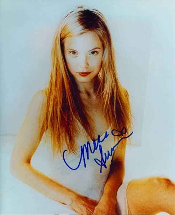 Mena Suvari autograph