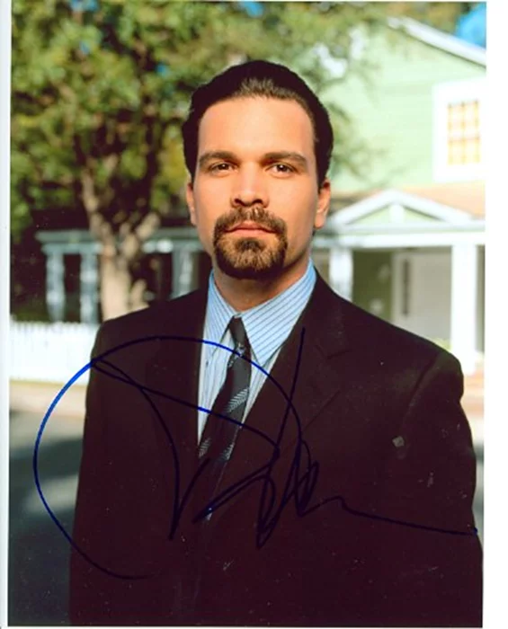 Ricardo Chavira autograph