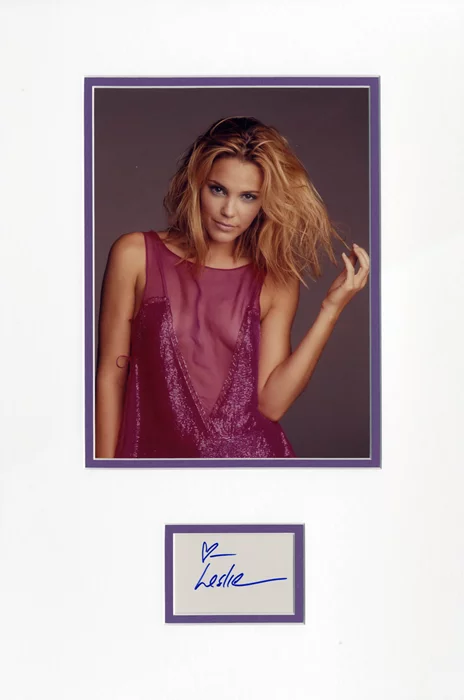 Leslie Bibb autograph