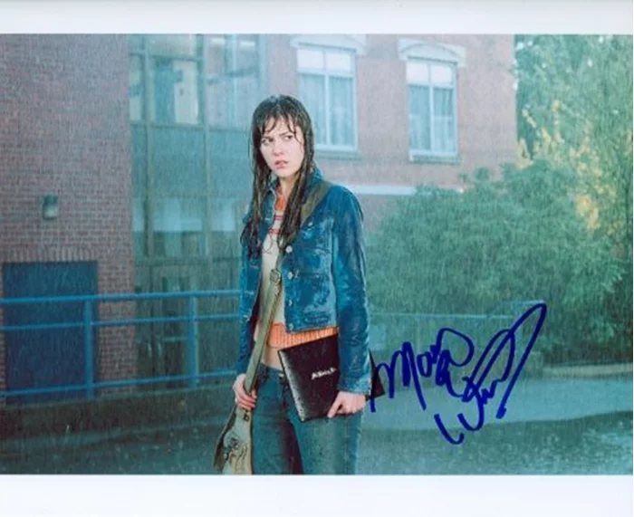 Mary Elizabeth Winstead autograph