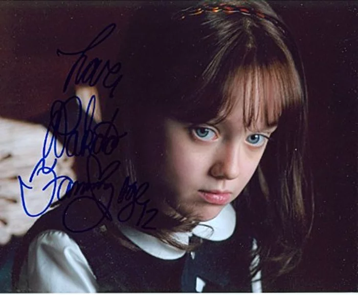 Dakota Fanning autograph