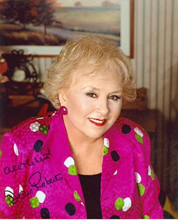 Doris Roberts autograph