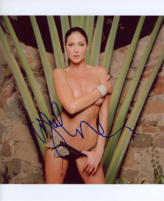 Lisa Snowdon autograph
