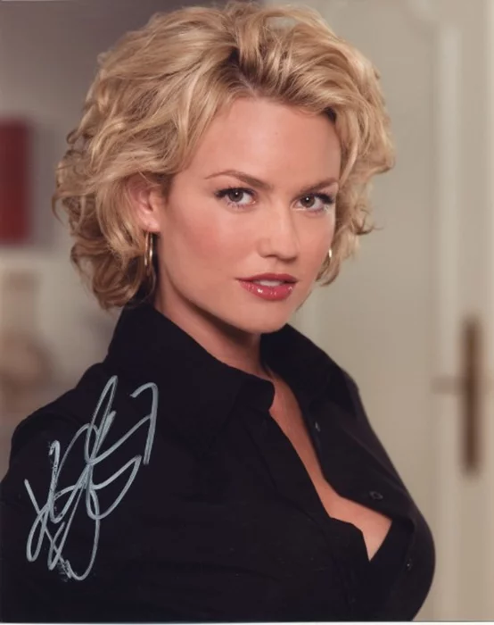 Kelly Carlson autograph
