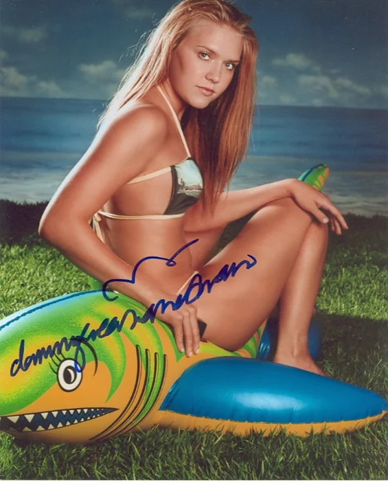 Dominique Swain autograph