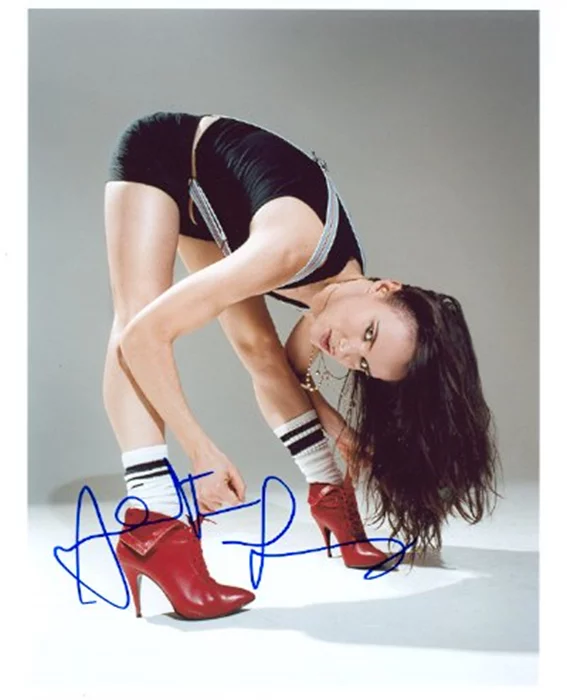Juliette Lewis autograph
