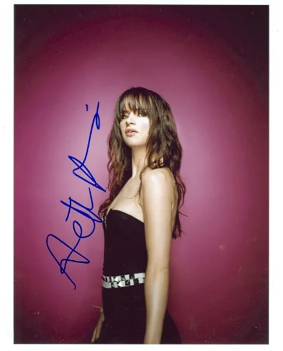 Juliette Lewis autograph