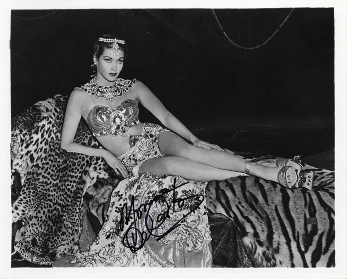 Yvonne DeCarlo autograph