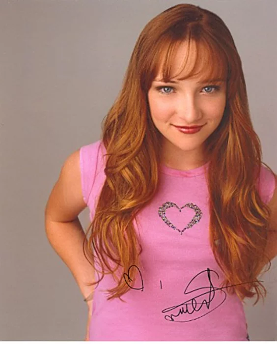 Scarlett Pomers autograph