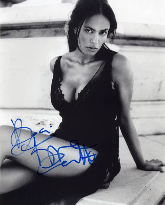 Maria Grazia Cucinotta autograph