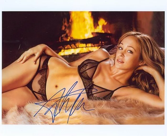 Autumn Reeser autograph