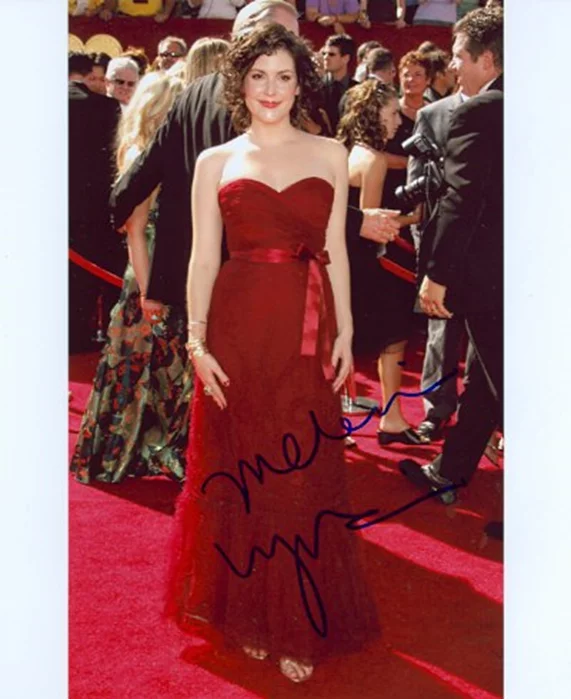 Melanie Lynskey autograph