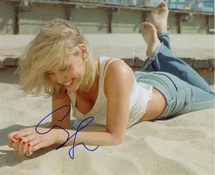 Agnes Bruckner autograph