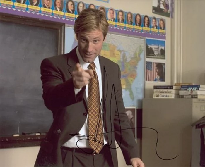 Aaron Eckhart autograph