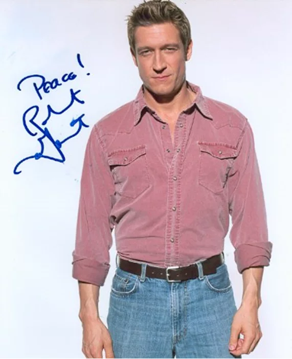 Robert Gant autograph
