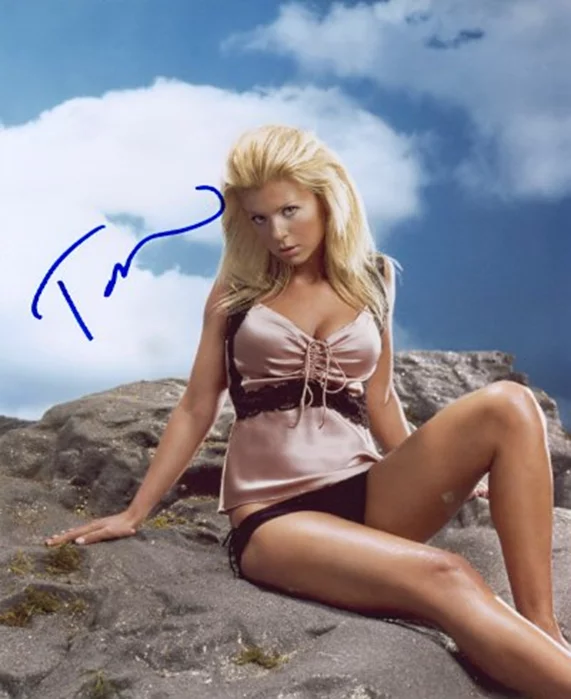 Tara Reid autograph