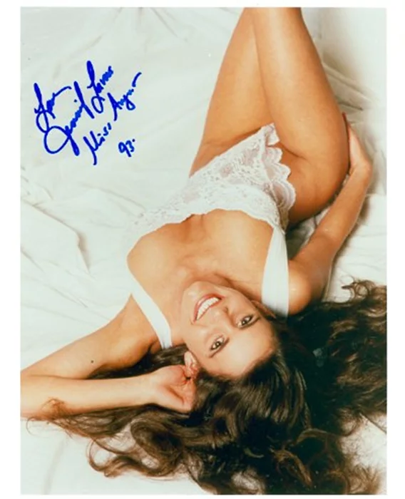 Jennifer Lavoie autograph