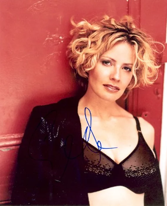 Elisabeth Shue autograph