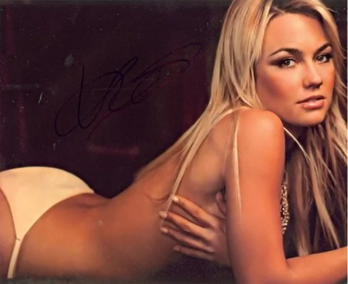 Kelly Carlson autograph