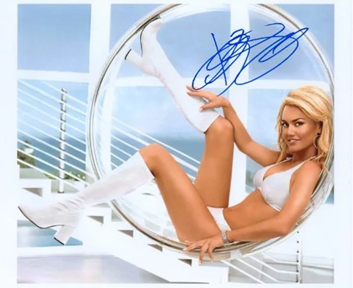 Kelly Carlson autograph