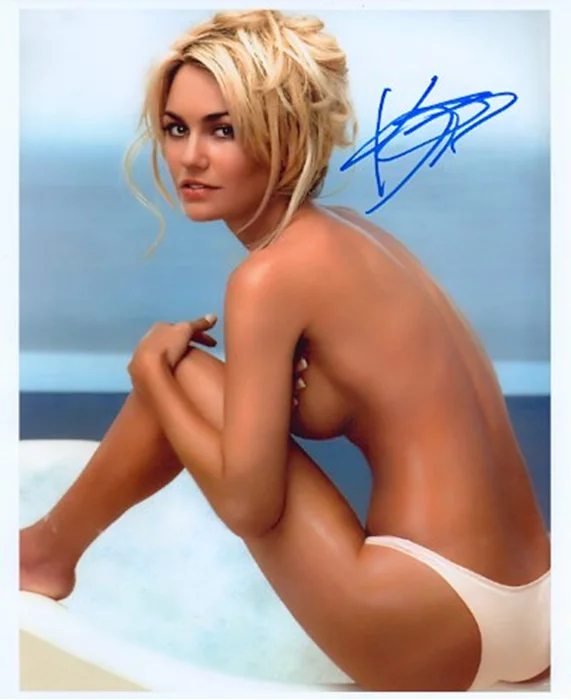 Kelly Carlson autograph
