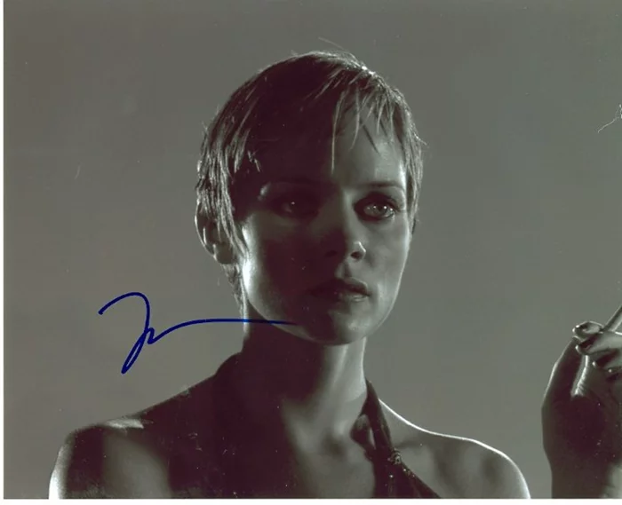 Marley Shelton autograph