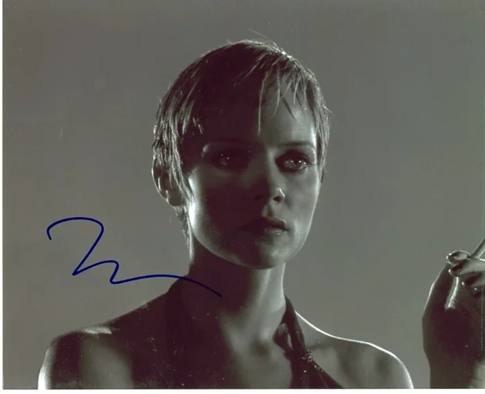 Marley Shelton autograph