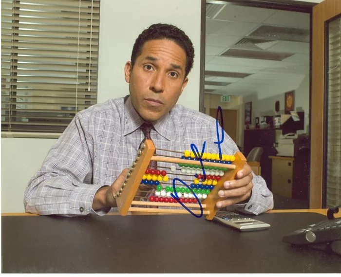 Oscar Nunez autograph