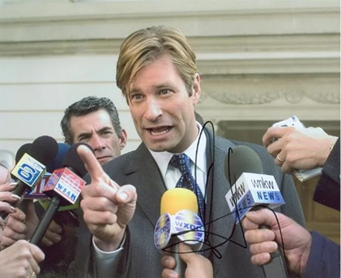 Aaron Eckhart autograph