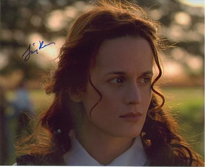 Elizabeth Reaser autograph