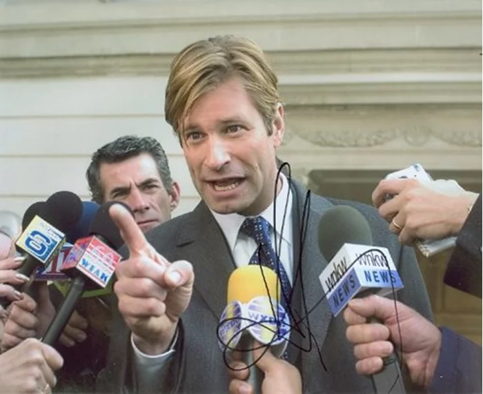 Aaron Eckhart autograph