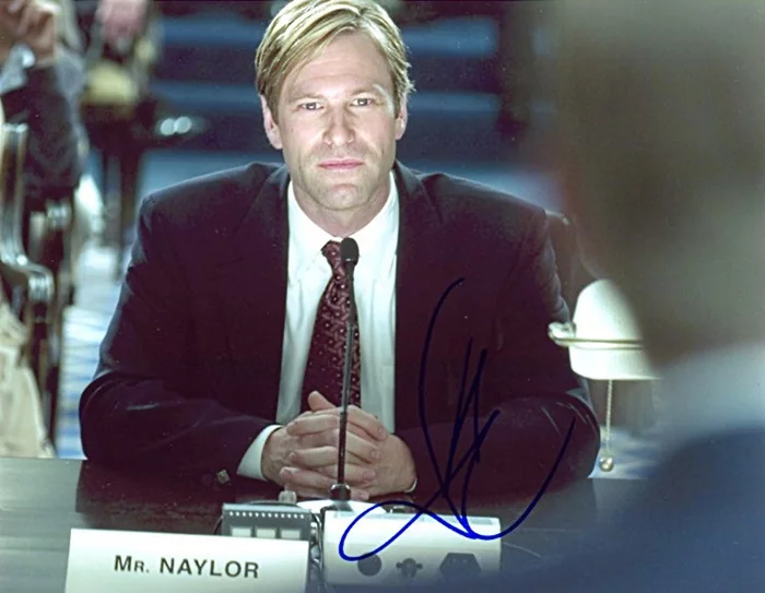 Aaron Eckhart autograph