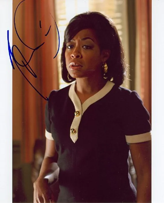 Tichina Arnold autograph