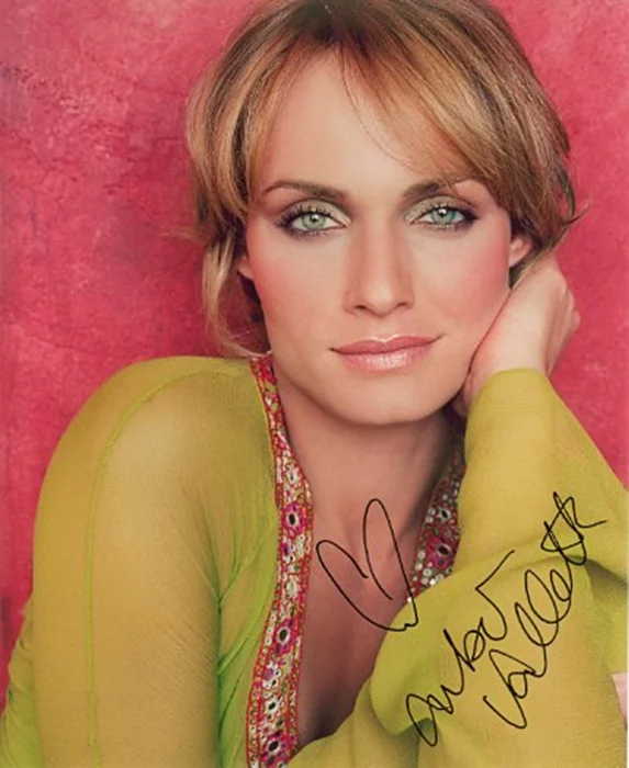 Amber Valletta autograph
