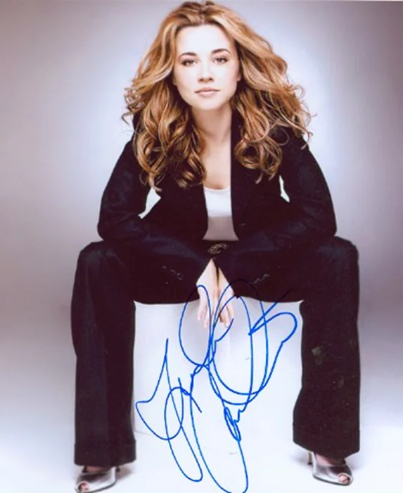 Linda Cardellini autograph