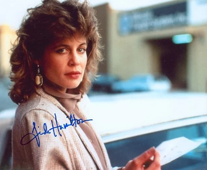 Linda Hamilton autograph