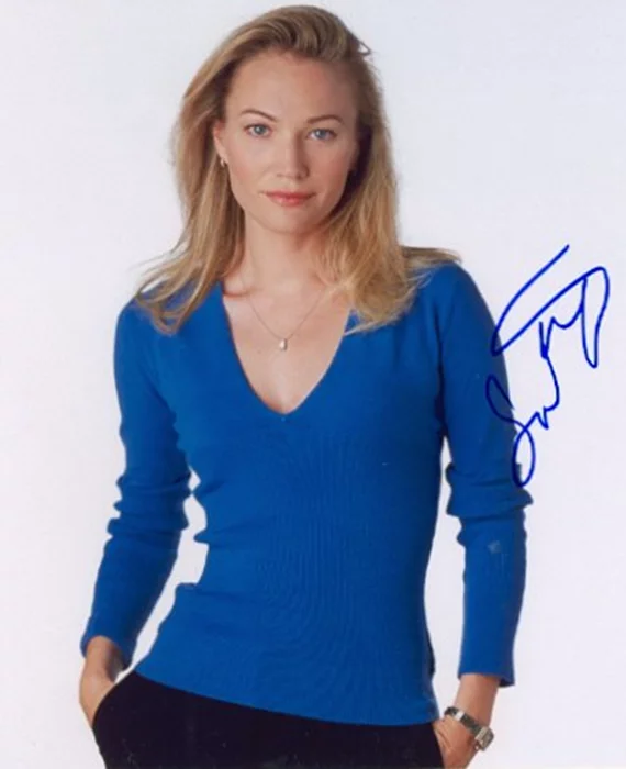 Sarah Wynter autograph