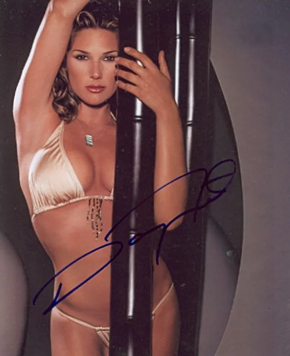 Daisy Fuentes autograph
