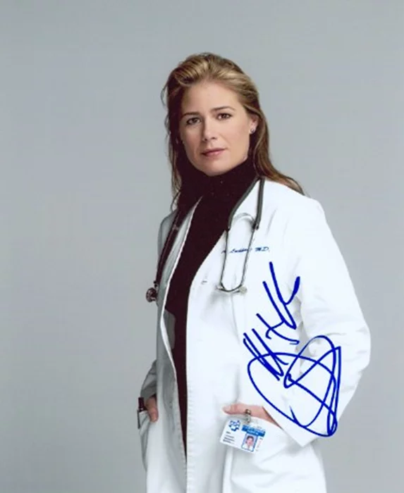 Maura Tierney autograph