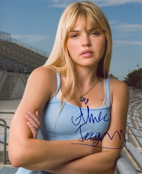 Aimee Teegarden autograph