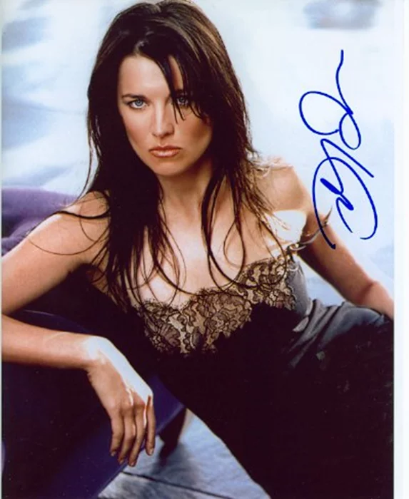 Lucy Lawless autograph
