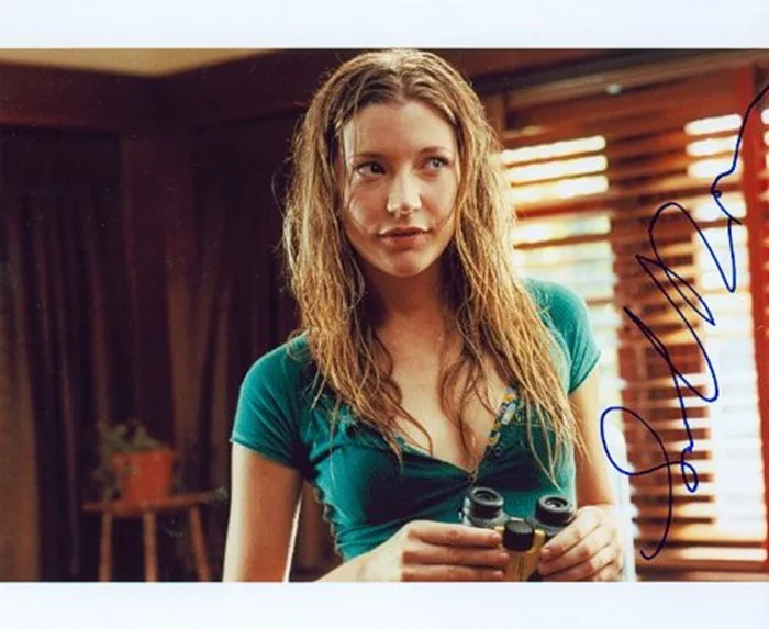 Sarah Roemer autograph
