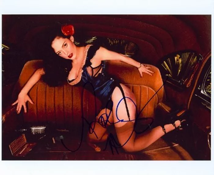 Rose McGowan autograph