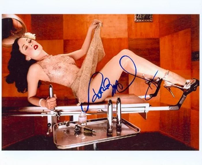 Rose McGowan autograph