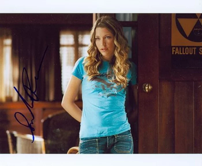 Sarah Roemer autograph