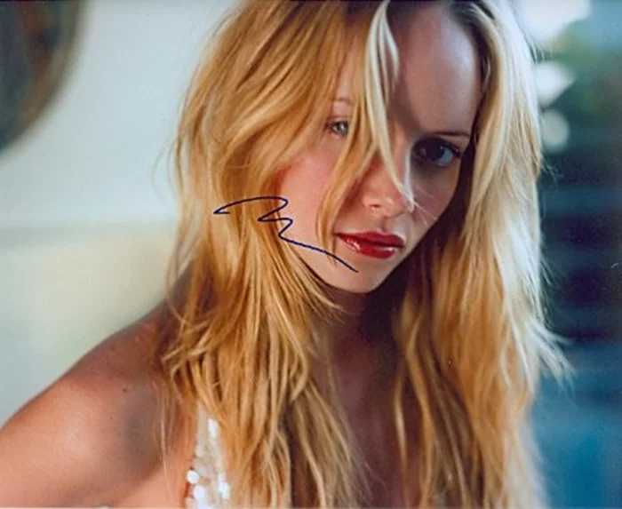 Marley Shelton autograph