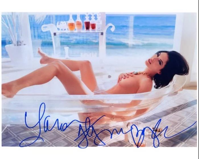 Lara Flynn Boyle autograph
