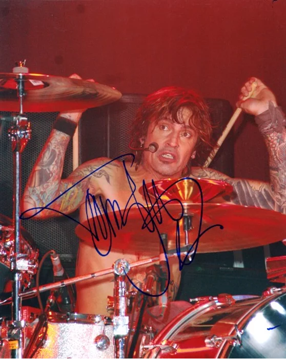 Tommy Lee autograph