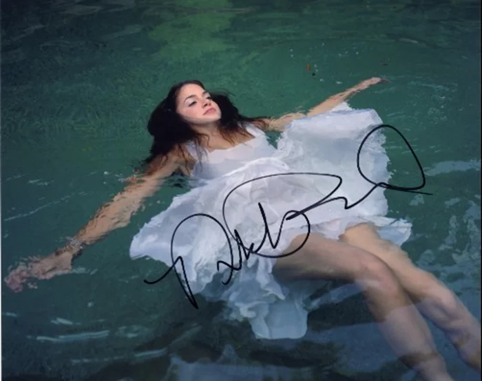 Nikki Reed autograph