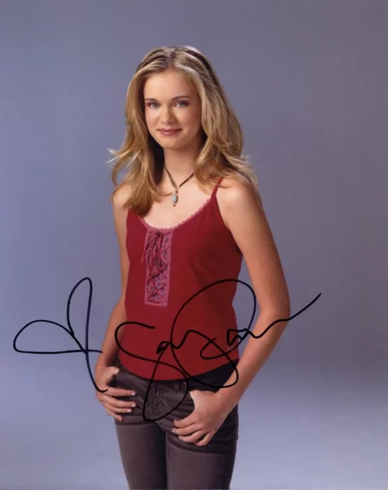 Sara Paxton autograph